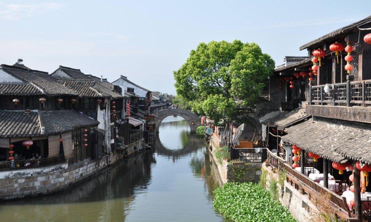 白色皱褶连衣裙外搭西装外套，展现出前所未有的视觉美感，你喜欢吗？游戏画面